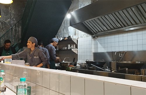 Unik! Kafe di Jaksel dengan Staf para Oma, Sensasinya seperti Makan di Rumah Sendiri
