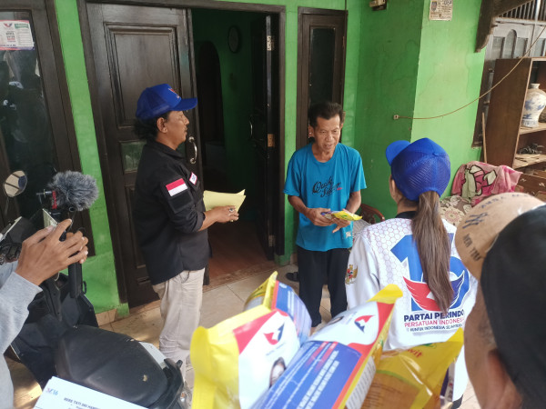 Bacaleg Rere Kembali Blusukan Sosialisasikan KTA Perindo Berasuransi dan Bagikan Minyak Goreng di Depok