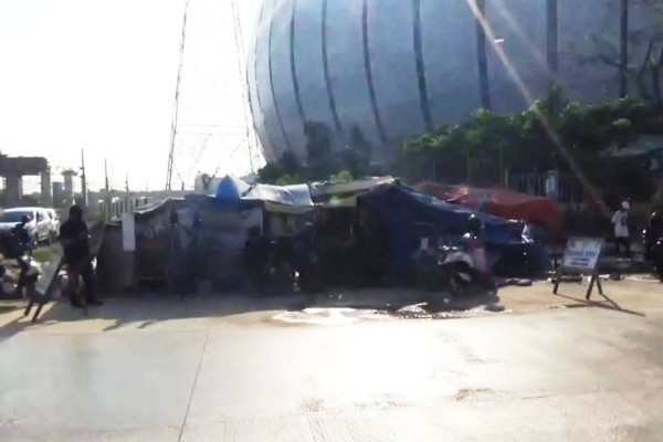 Tolak Solusi Pemkot, Warga Eks Kampung Bayam Pilih Bertahan di Tenda Depan Stadion JIS