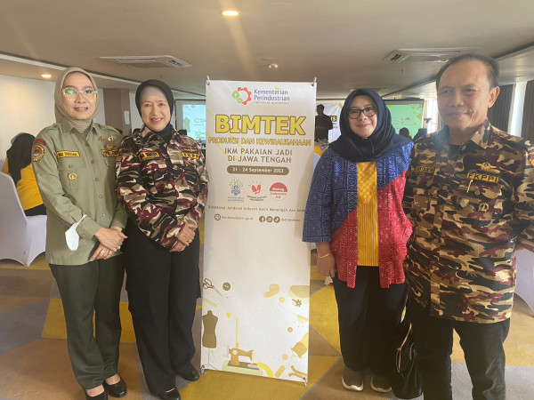 Cetak Wirausahawati, Wanita FKPPI Dilatih Menjahit