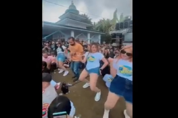 Viral! 3 Wanita Seksi Asyik Goyang Erotis di Dekat Musala, Begini Penampakannya