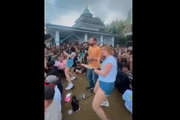 Viral! 3 Wanita Seksi Asyik Goyang Erotis di Dekat Musala, Begini Penampakannya