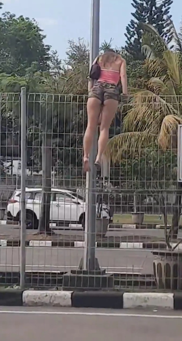 Viral! Bule Panjat Pagar Bandara Ngurah Rai Bali, Netizen: Semakin Melunjak