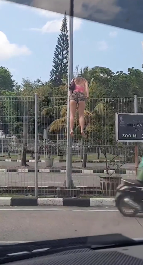 Viral! Bule Panjat Pagar Bandara Ngurah Rai Bali, Netizen: Semakin Melunjak