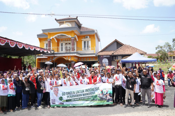 Relawan Ganjar Pranowo Jaring Dukungan Lewat Penanaman Mangrove