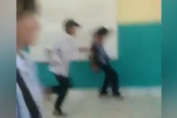 Brutal! Pelajar SMP Dihajar Senior di Ruang Kelas, dan Diteriaki Mati