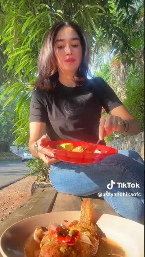 Heboh Ussy Sulistiawaty Kulineran di Pinggir Jalan, Netizen: Definisi Makan Enak Gak Harus Mewah