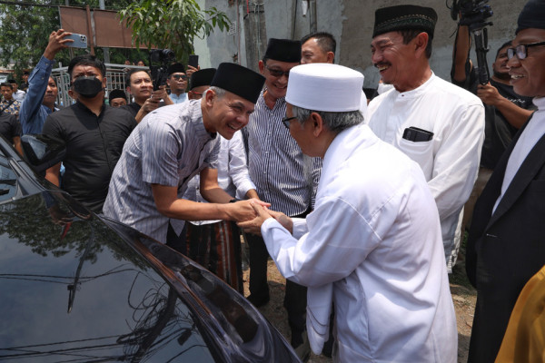 Silaturahmi dengan Tokoh Lintas Agama di Tangerang, Ganjar Dihadiahi Surban Putih dan Keris