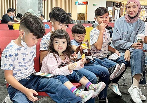9 Artis Muda Indonesia Memiliki Anak Banyak, Ada yang Sampai 6