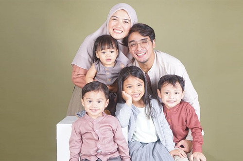 9 Artis Muda Indonesia Memiliki Anak Banyak, Ada yang Sampai 6