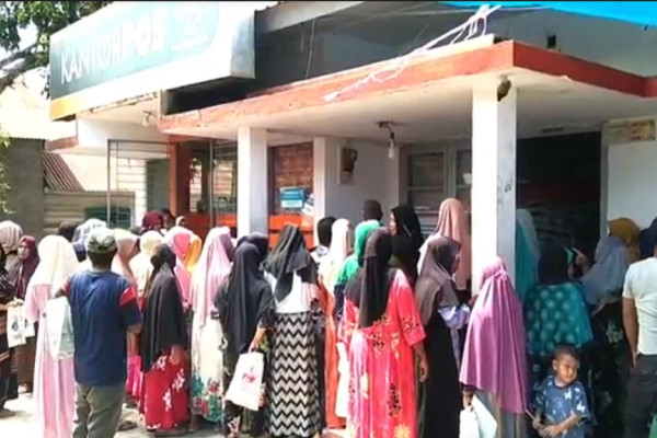 Harga Beras Mahal, Ratusan Emak-emak di Madina Rela Antre di Kantor Pos