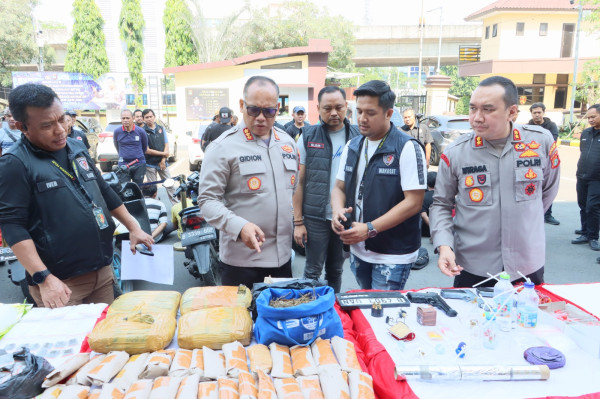 Kampung Bahari Digerebek, Polisi Tangkap 34 Orang dan Puluhan Senpi/Sajam Disita