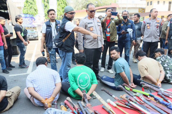 Kampung Bahari Digerebek, Polisi Tangkap 34 Orang dan Puluhan Senpi/Sajam Disita