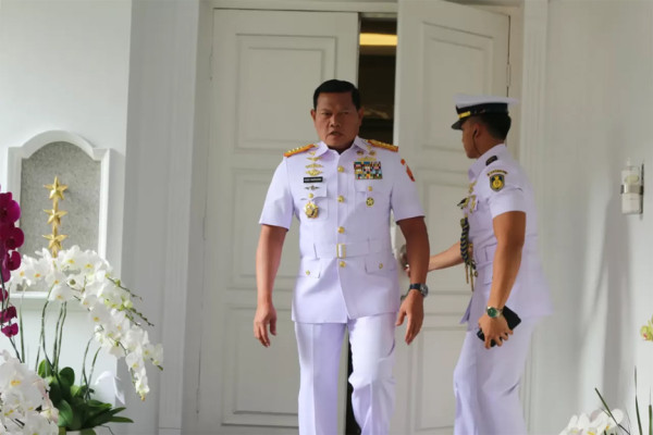 Panglima TNI Kelahiran Madiun, Nomor 1 Lulusan Terbaik Sekolah Penerbang 1975