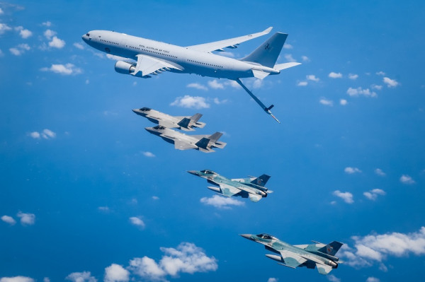 Langit Manado Bergemuruh, F-16 TNI AU dan F-35 RAAF Bergabung Serang Pertahanan Lawan