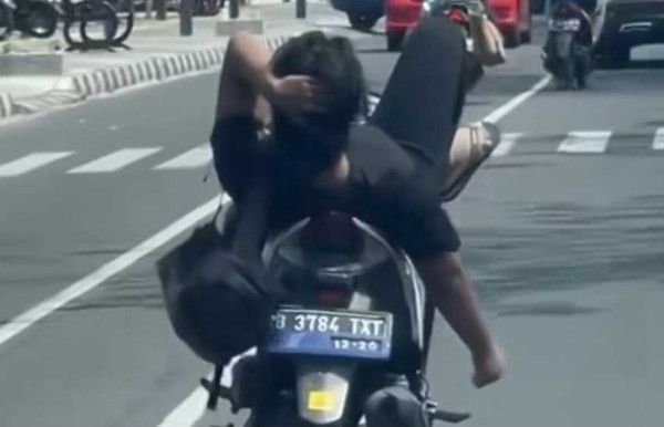 Berkendara Motor Sambil Rebahan, Pria di Depok Langsung Ditilang