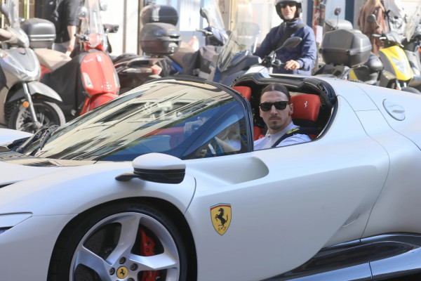 Setiap Ulang Tahun, Zlatan Ibrahimovic Selalu Beli Ferrari Baru