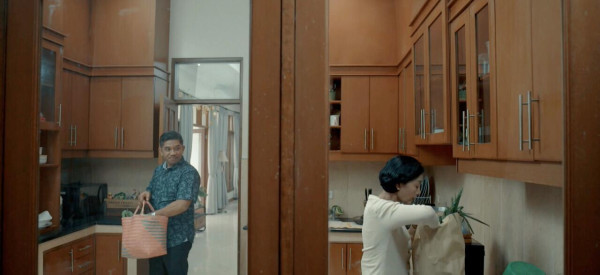 Review Film Family Room: Pengumuman Besar di Meja Makan
