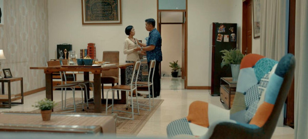 Review Film Family Room: Pengumuman Besar di Meja Makan