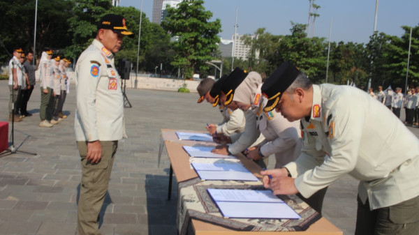 Satpol PP DKI Tanda Tangani Fakta Integritas Netral pada Pemilu 2024