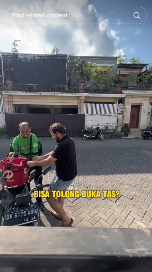 Viral! Driver Ojol Difabel Kehilangan Tangan Sejak Kecil, Kisahnya Bikin Bule Menangis
