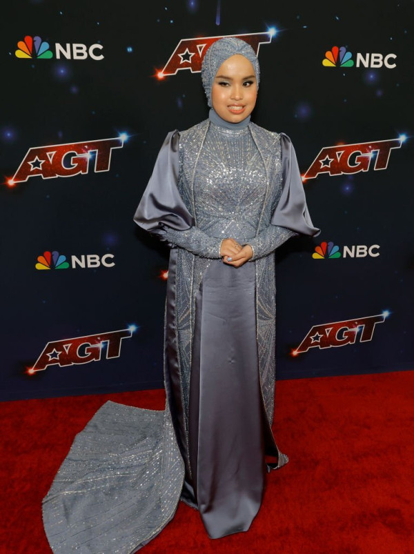 5 Potret Putri Ariani di Final America's Got Talent 2023, Berkilau dengan Gaun Biru