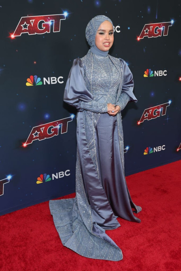 5 Potret Putri Ariani di Final America's Got Talent 2023, Berkilau dengan Gaun Biru
