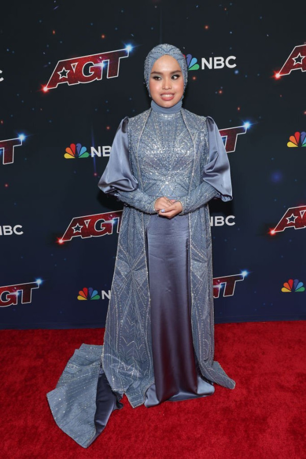 5 Potret Putri Ariani di Final America's Got Talent 2023, Berkilau dengan Gaun Biru