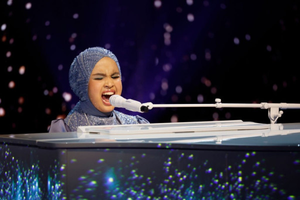 5 Potret Putri Ariani di Final America's Got Talent 2023, Berkilau dengan Gaun Biru