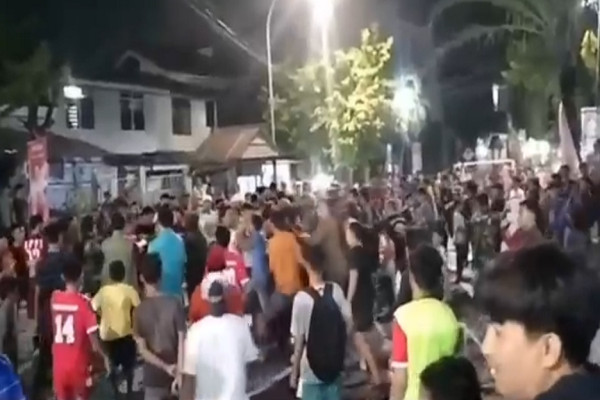 Viral! Turnamen Sepak Bola di Makassar Berujung Ricuh, Penonton dan Pemain Saling Pukul