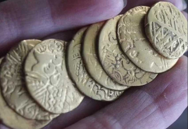 Bernilai Rp566 Juta, 12 Keping Koin Emas Kuno Ini Bergambar Dewa Apollo