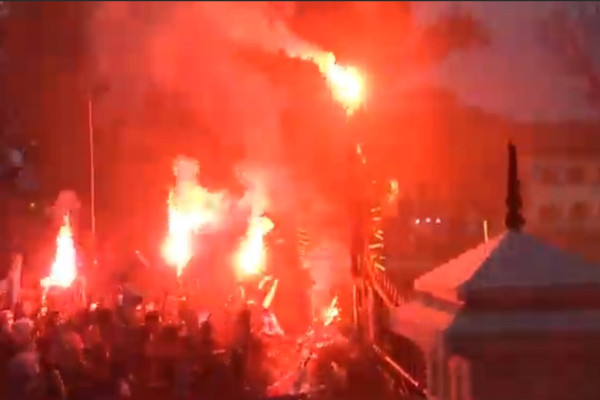 Gedung Sate Memanas! Massa Mahasiswa Bakar Ban dan Lempar Bom Molotov
