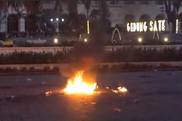 Gedung Sate Memanas! Massa Mahasiswa Bakar Ban dan Lempar Bom Molotov