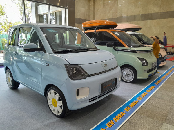 Adu Cantik Mobil Listrik Murah di Indonesia, Seres E1 vs Wuling Air ev