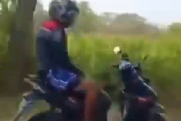 Pemotor Ghaib Bikin Geger, Melaju Kencang di Suramadu Tanpa Pegang Stang Kemudi