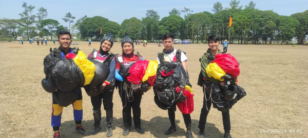 Top! Tim Polwan Polri Sabet Juara 1 Kejurnas Terjun Payung KSAU Cup 2023