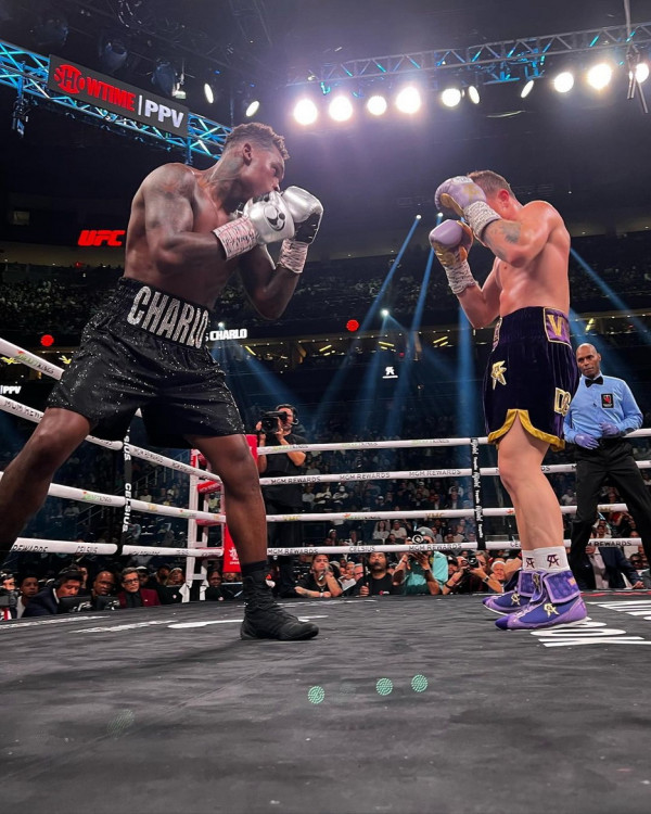 Ketangguhan Canelo Bikin Jermell Charlo Berlutut di Ronde Ketujuh