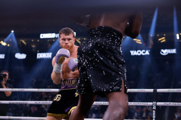 Ketangguhan Canelo Bikin Jermell Charlo Berlutut di Ronde Ketujuh