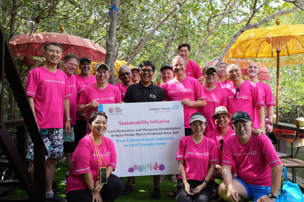 Mengelola Sumber Daya Laut lewat Program Adopt-A-Coral dan Penanaman Bakau