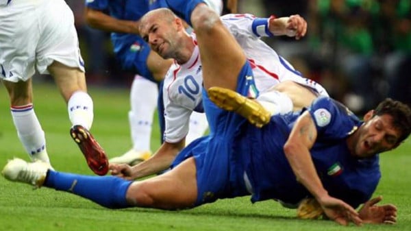 5 Pesepak Bola Paling Kejam yang Tega Bikin Lawan Cedera Horor