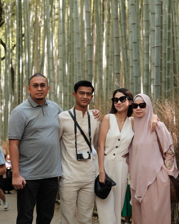 3 Potret Pratama Arhan dan Azizah Salsha Liburan di Jepang, Pakai Baju Serasi