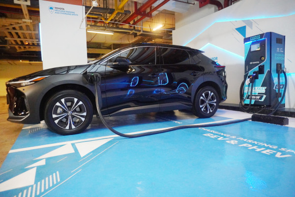 Pengguna Mobil Listrik Toyota Dimanjakan dengan Area Parkir dan Ngecas Gratis di Mall Ashta Jakarta