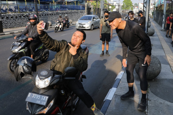 Momen Ganjar Pranowo Keliling Bandung Sapa Warga Sambil Sarapan Kupat Tahu