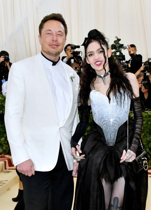 Grimes Gugat Elon Musk usai Kesulitan Bertemu Anak Ketiganya