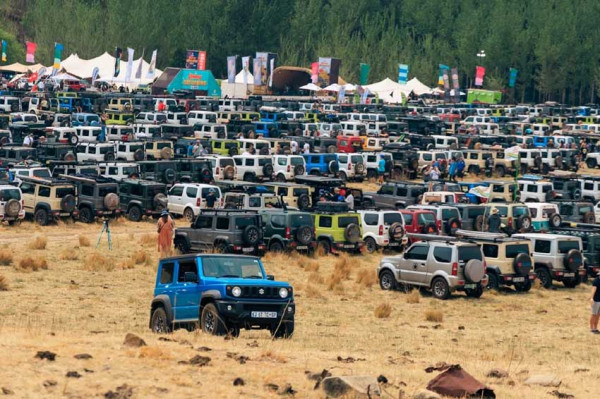 Keren, 796 Pemilik Suzuki Jimny Cetak Rekor Dunia Nyalakan Lampu Mobil