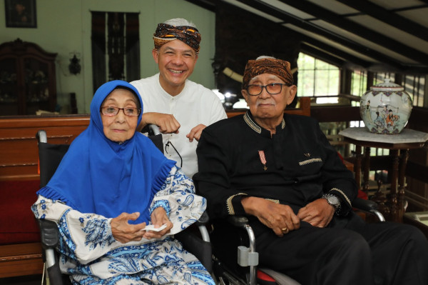 Ganjar Pranowo Terima Ikat Kepala Barangbang Semplak saat Kunjungi Rumah Solihin GP, Ini Maknanya