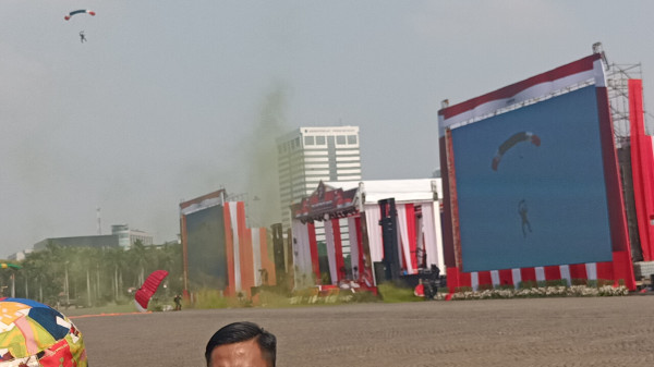 Atraksi Terjun Payung 3 Matra dan Polri Buka Pertunjukan Perayaan HUT ke-78 TNI di Monas