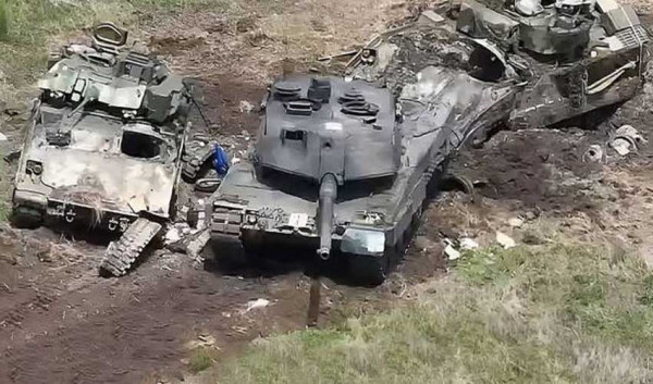 Lumpur dan Tanah Hitam Ukraina Bikin Tank Leopard 2 Terbenam