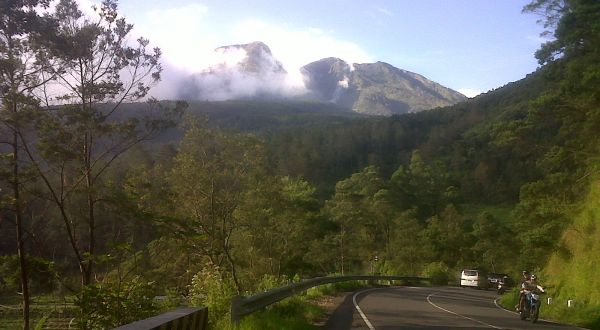 Mengulik Asal-usul Larangan Pakai Baju Warna Hijau di Gunung Lawu