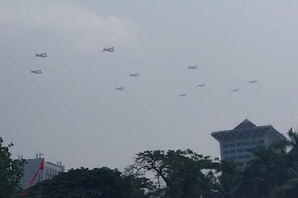 HUT ke-78 TNI, Atraksi Jupiter Aerobatic Team dan Dynamic Pegasus Pukau Pengunjung Monas